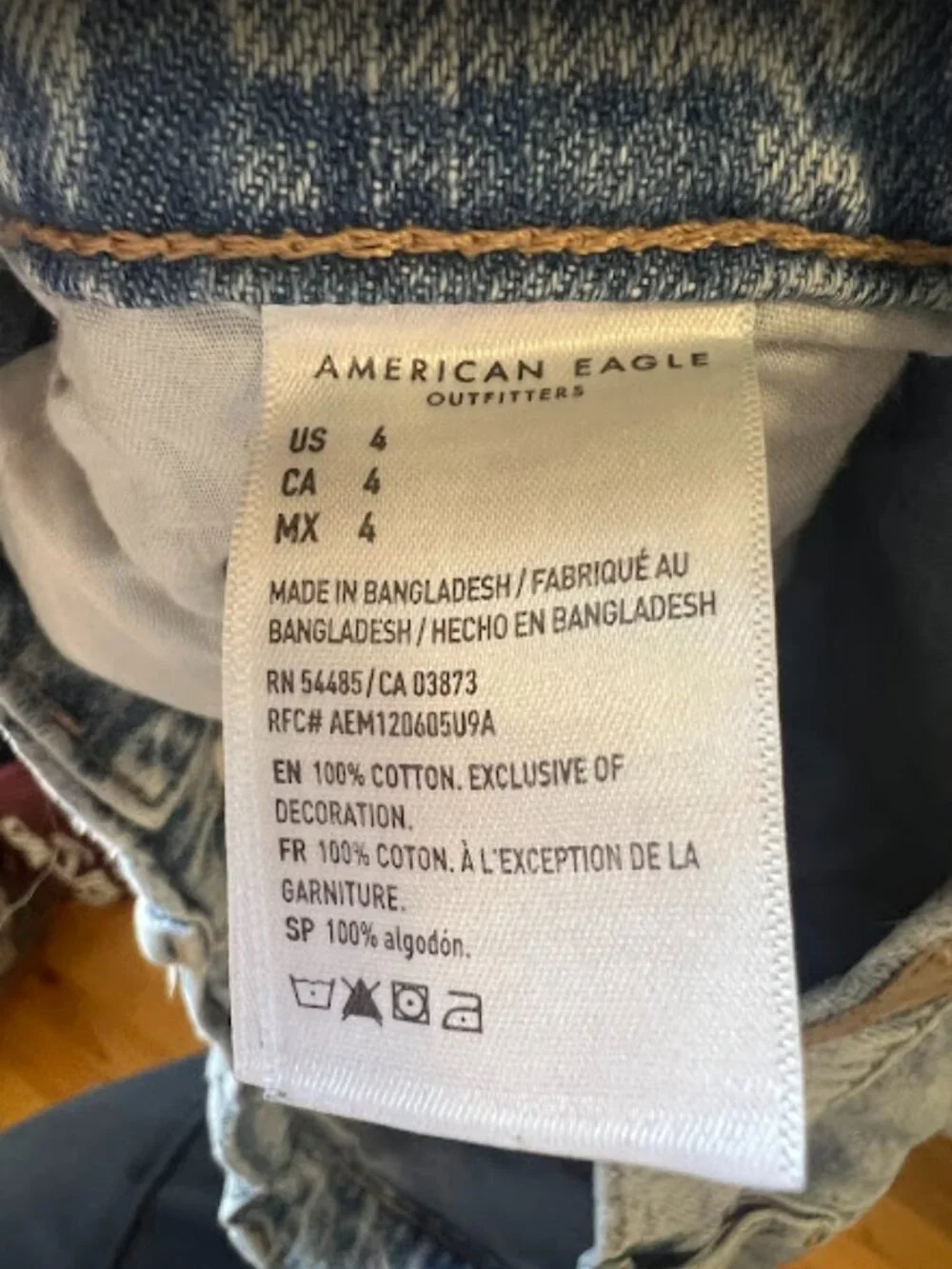 American Eagle Low Rise Denim Baggy Skater Shorts, Light Wash - Size 4